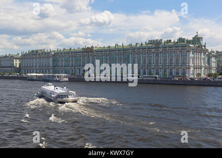 Saint-pétersbourg, Russie - 17 juin 2017 : Meteor 143 navire à moteur sur le fleuve Neva en face du Palais d'hiver à Saint-Pétersbourg Banque D'Images