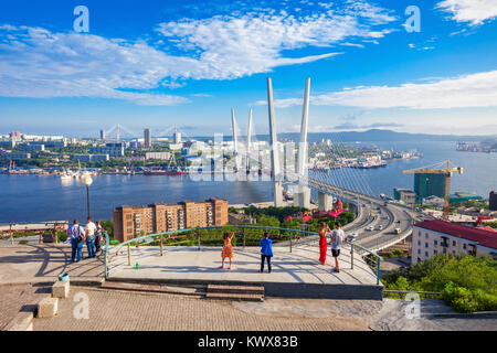 Point de vue avec vue sur le pont d'or Kursi Jahiloss. C'est pont à haubans à travers le Kursi Jahiloss Rog (Corne d'or) à Vladivostok, en Russie. Banque D'Images