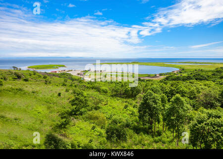 L'île Russky vue panoramique aérienne. L'Île Russky est une île au large de Vladivostok en Flandre orientale, la Russie dans le golfe de Pierre le Grand, la mer du Japon. Banque D'Images