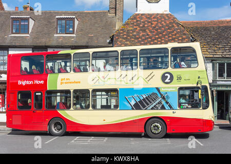 Les bus à impériale à l'arrêt de bus, High Street, Worthing, West Sussex, Angleterre, Royaume-Uni Banque D'Images