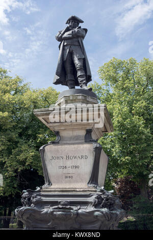 John Howard (1726-1790), réformateur de la prison statue St Paul's Square, Bedford, Bedfordshire, England, United Kingdom Banque D'Images