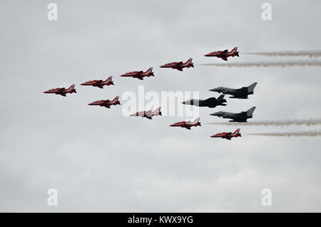 Les Faucons de la RAF Flèches rouges voler en formation avec deux typhons RAF RAF et un F35 Lightning. Banque D'Images