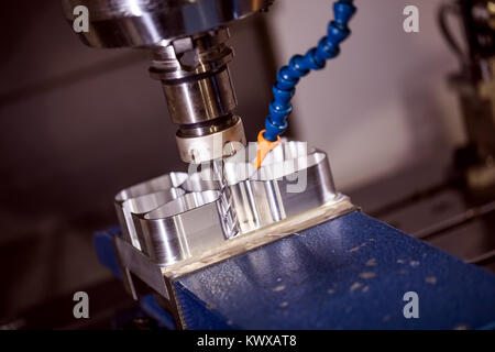 L'usinage des métaux CNC fraiseuse. La technologie de traitement moderne de la coupe du métal. Petite profondeur de champ. Avertissement - tir authentique dans des condit Banque D'Images