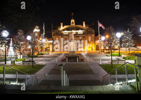 Le centre-ville de Crewe Cheshire courts à l'époque de Noël avec des lumières de Noël et montrant le monument aux édifices municipaux aussi l'hôtel de ville Banque D'Images