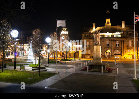 Le centre-ville de Crewe Cheshire courts à l'époque de Noël avec des lumières de Noël et montrant le monument aux édifices municipaux aussi l'hôtel de ville Banque D'Images
