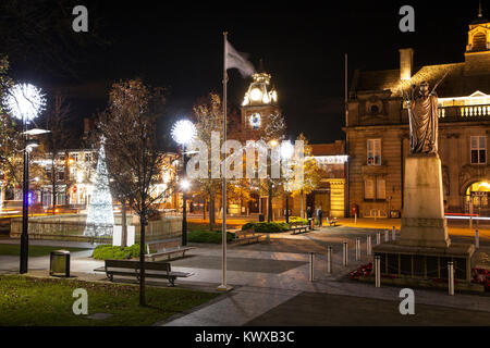 Le centre-ville de Crewe Cheshire courts à l'époque de Noël avec des lumières de Noël et montrant le monument aux édifices municipaux aussi l'hôtel de ville Banque D'Images