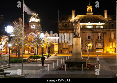Le centre-ville de Crewe Cheshire courts à l'époque de Noël avec des lumières de Noël et montrant le monument aux édifices municipaux aussi l'hôtel de ville Banque D'Images