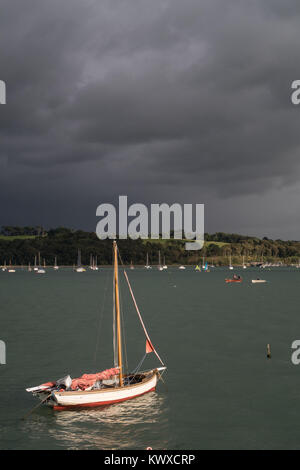 Moody ciel d'orage sur Instow et la rivière Torridge dans le Nord du Devon. Prises d'AppledoreRoy légende Riley Banque D'Images