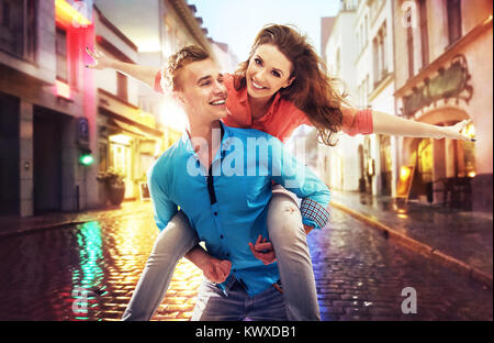 Beau jeune couple s'amusant sur un jour de pluie Banque D'Images