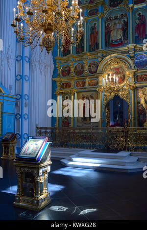 Istra, Russie - Mai 5, 2016 : Icône de la résurrection devant l'autel et l'iconostase de la cathédrale de la résurrection de la Nouvelle Jérusalem monastère. Banque D'Images