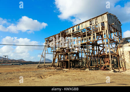 Vestiges de l'ingénieur des mines de sel les baies de chargement à Pedra de Lume, sur la côte est de l'île de Sal, Salinas, Cap Vert, Afrique. Banque D'Images