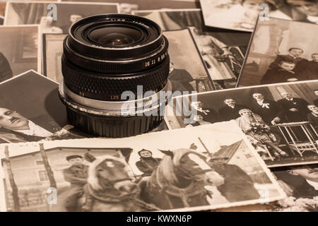 Des photographies anciennes à côté d'un ancien objectif de l'appareil photo Banque D'Images