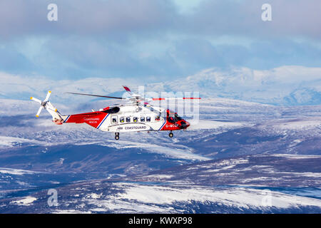 Hélicoptère de la Garde côtière survole le Cairngorms Banque D'Images
