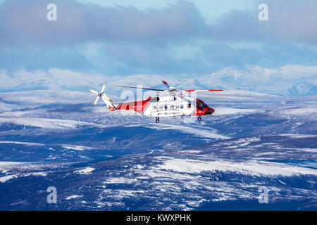 Hélicoptère de la Garde côtière survole le Cairngorms Banque D'Images