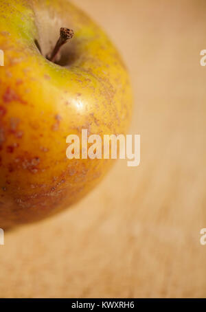 Une seule pomme Fuji sur une planche à découper en bois Banque D'Images