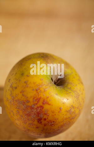 Une seule pomme Fuji sur une planche à découper en bois Banque D'Images