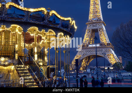 PARIS, FRANCE - 21 avril 2016 : carrousel vintage lumineux allumé près de la Tour Eiffel, Paris. Banque D'Images