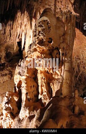 San Antonio TX - 14 janvier 2017 : stalactites et stalagmites dans la région de Natural Bridge Caverns près de San Antonio au Texas Banque D'Images