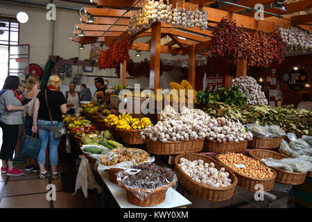 Groupe de femmes touristes at a market stall dans le Mercado DOS Lavradores, Funchal, Madeira, Portugal Banque D'Images