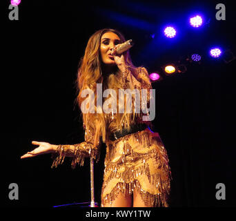 Megan McKenna effectue au Palace Theatre, Westcliff On Sea, Essex avec : Megan MeKenna Où : Westcliff On Sea, Royaume-Uni Quand : 05 Déc 2017 Crédit : WENN.com Banque D'Images