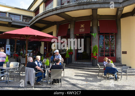 Les gens assis à des tables à l'extérieur du Mercado Bar Robinets, le Mercado DOS Lavradores, Funchal, Madeira, Portugal Banque D'Images