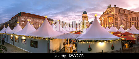 BERLIN, ALLEMAGNE - 29 décembre 2016 : Chtristmas Gandarmenmarkt marché à Berlin sur un coucher de soleil. Ce marché est ouvert jusqu'famos Silvester, ou de Noël Banque D'Images