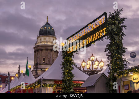 BERLIN, ALLEMAGNE - 29 décembre 2016 : Chtristmas Gandarmenmarkt marché à Berlin sur un coucher de soleil. Ce marché est ouvert jusqu'famos Silvester, ou de Noël Banque D'Images