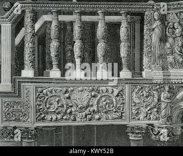 Cette photographie montre la balustrade à l'entrée de la chaire de la cathédrale de Sienne (Duomo), mettant en évidence ses détails architecturaux et artistiques à l'intérieur de l'église. Banque D'Images