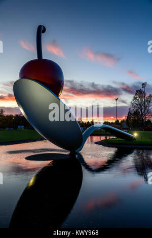 Spoonbridge and Cherry sculpture à la nuit. Conçu par Claes Oldenburg et son épouse, Coosje van Bruggen. Le complexe de la fabrication 5 800 pound sp Banque D'Images