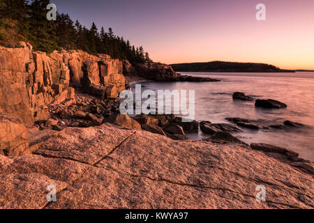 Lever du soleil sur la côte de granit marqués le long d'Ocean Drive dans l'Acadia National Park. Banque D'Images