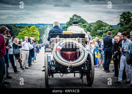 Le 1898 Panhard et Levassor Paris-Amsterdam-Paris racing voiture quitte George IV Gate agité par les spectateurs comme il réduit le temps de marche. Banque D'Images