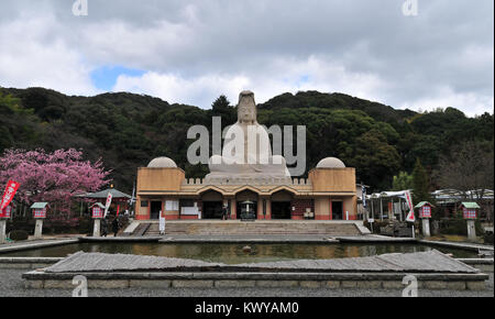 Dans la méditation, Bouddha serein statue principale du Mémorial de la DEUXIÈME GUERRE MONDIALE Guerre Ryōzen Kannon Shrine, Kyoto, Japon. Banque D'Images