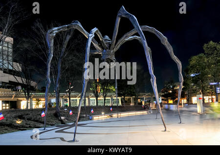 Tokyo, Japon - 15 mars 2009 : Maman - une sculpture de Louise Bourgeois, situé à la base de la Tour Mori à Roppongi Hills dans la nuit. Banque D'Images