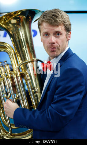 Biélorussie, Minsk, la performance de l'orchestre de la ville de Gomel. Le 29 mars 2017. Musicien tenant un tube.jouer à la trompette.Musicien de l'orchestre. Banque D'Images