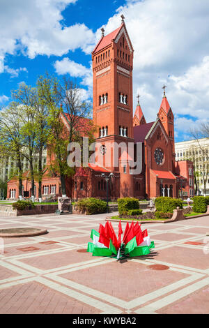 Eglise des Saints Simon et Helena aussi connu sous le nom de l'église rouge est une église catholique romaine sur la place de l'indépendance à Minsk, en Biélorussie. Banque D'Images