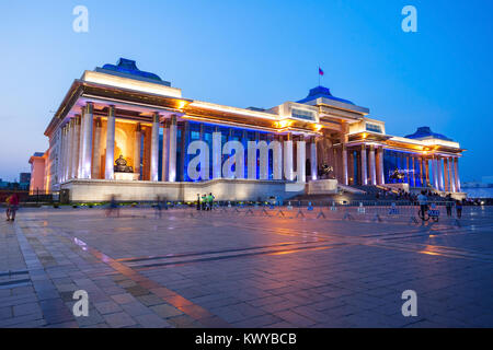 Le Palais du gouvernement dans la nuit. Son situé sur le côté nord de Chinggis Square ou Sukhbaatar Square à Oulan-Bator, la capitale de la Mongolie. Banque D'Images