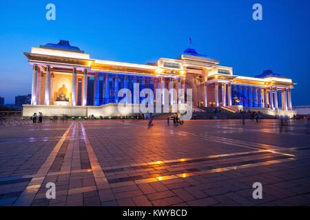 Le Palais du gouvernement dans la nuit. Son situé sur le côté nord de Chinggis Square ou Sukhbaatar Square à Oulan-Bator, la capitale de la Mongolie. Banque D'Images