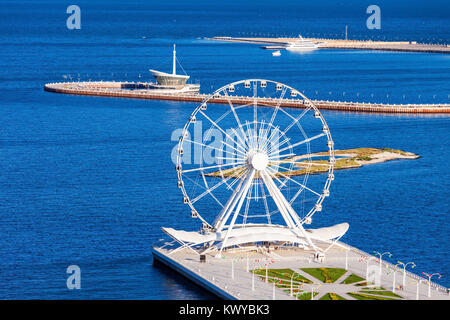 Grande Roue de Bakou, également connu sous le nom de l'oeil est une grande roue sur Bakou Boulevard, dans le Parc National de mer de Bakou, Azerbaïdjan Banque D'Images