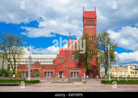 Eglise des Saints Simon et Helena aussi connu sous le nom de l'église rouge est une église catholique romaine sur la place de l'indépendance à Minsk, en Biélorussie. Banque D'Images