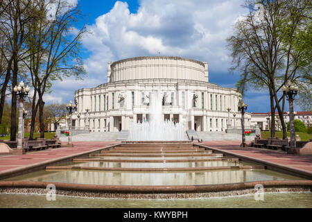 La Grand Opera and Ballet Theatre de la République du Bélarus est situé dans un parc au Trinity Hill de la ville de Minsk. P Local Banque D'Images