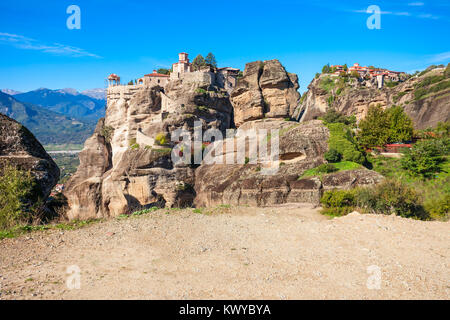 Le monastère de Varlaam et le monastère de Grand Meteoron au Météores. Meteora est un des plus grands et des plus complexes de façon précipitée construit E Banque D'Images