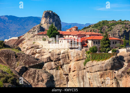 Le monastère de la Sainte Trinité, également connu sous le nom de Agia Triada est un monastère orthodoxe de l'Est à météores en Grèce centrale, situé près de la ville de Kalamba Banque D'Images