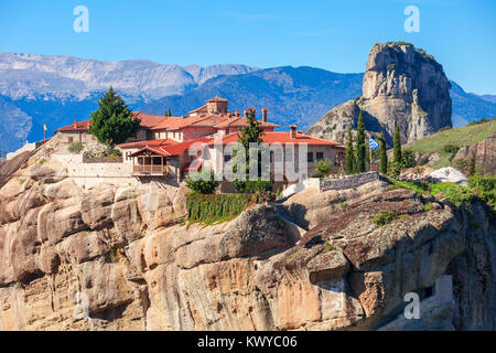 Le monastère de la Sainte Trinité, également connu sous le nom de Agia Triada est un monastère orthodoxe de l'Est à météores en Grèce centrale, situé près de la ville de Kalamba Banque D'Images