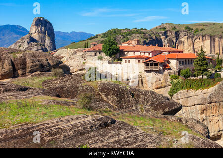 Le monastère de la Sainte Trinité, également connu sous le nom de Agia Triada est un monastère orthodoxe de l'Est à météores en Grèce centrale, situé près de la ville de Kalamba Banque D'Images