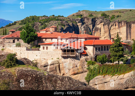 Le monastère de la Sainte Trinité, également connu sous le nom de Agia Triada est un monastère orthodoxe de l'Est à météores en Grèce centrale, situé près de la ville de Kalamba Banque D'Images