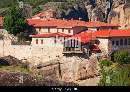 Le monastère de la Sainte Trinité, également connu sous le nom de Agia Triada est un monastère orthodoxe de l'Est à météores en Grèce centrale, situé près de la ville de Kalamba Banque D'Images