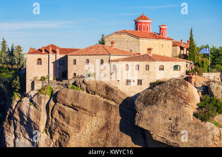Le monastère de Saint Stephen à les météores. Meteora est un des plus grands et des plus complexes de l'est construit de façon abrupte monastères orthodoxes en G Banque D'Images