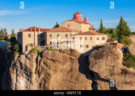 Le monastère de Saint Stephen à les météores. Meteora est un des plus grands et des plus complexes de l'est construit de façon abrupte monastères orthodoxes en G Banque D'Images