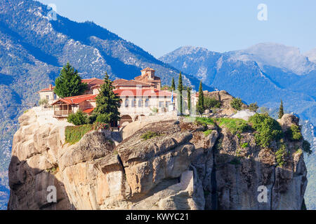 Le monastère de la Sainte Trinité, également connu sous le nom de Agia Triada est un monastère orthodoxe de l'Est à météores en Grèce centrale, situé près de la ville de Kalamba Banque D'Images