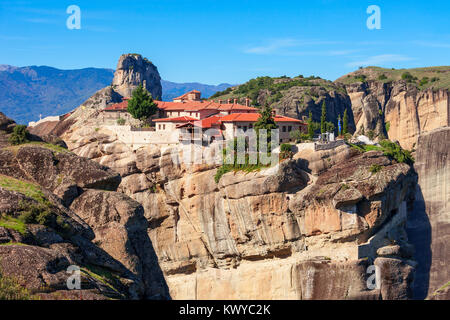 Le monastère de la Sainte Trinité, également connu sous le nom de Agia Triada est un monastère orthodoxe de l'Est à météores en Grèce centrale, situé près de la ville de Kalamba Banque D'Images